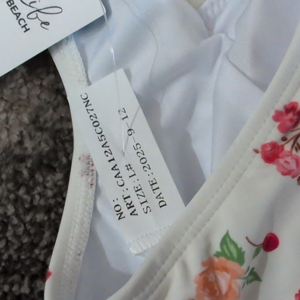 NEW Cupshe Two Piece Swimsuit - Size L - Picture 3 of 5